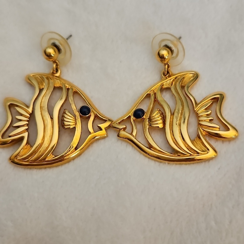 Vtg AVON 1992 Goldtone One Fish Two Fish Resort Post Earrings - Picture 2 of 4